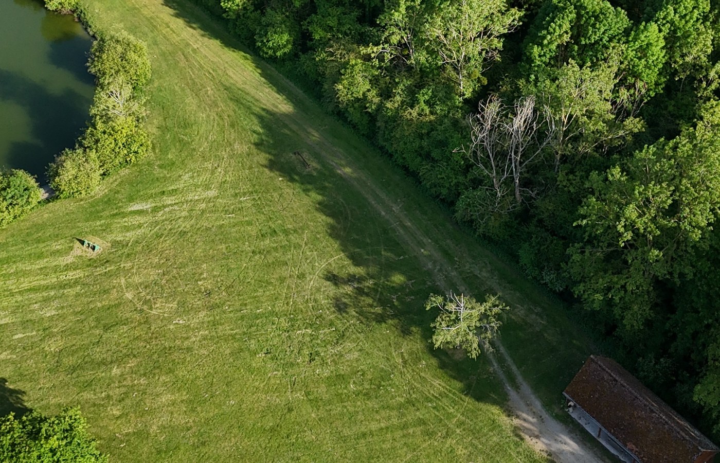 Vue aérienne de l'Étang des Orbidas — camping du festival